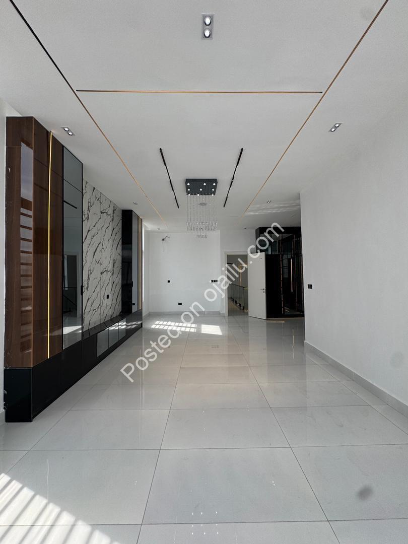 Lekki’s Ultimate 5-Bedroom Estate with Resort-Style Pool