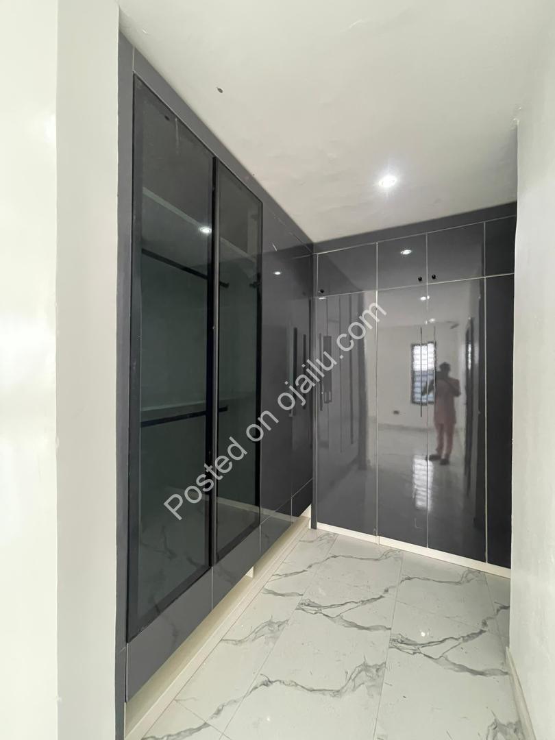 Stunning 5-Bed Dulex with Pool in Lekki