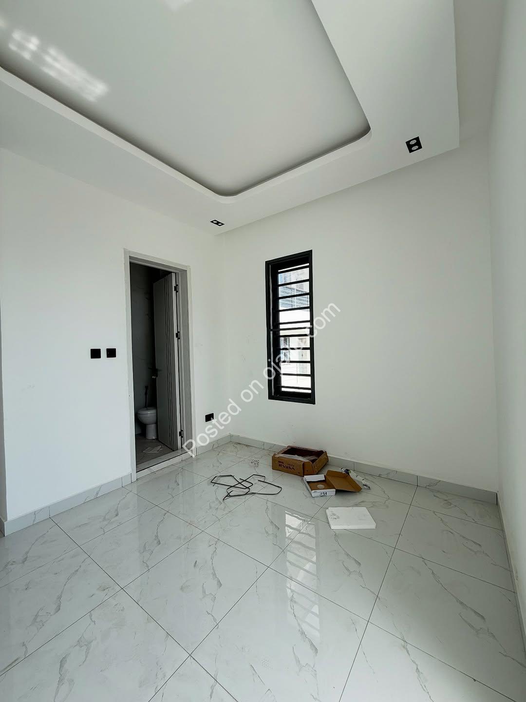 Coastal Road Gem: 2-Bed Ensuite Haven in Lekki