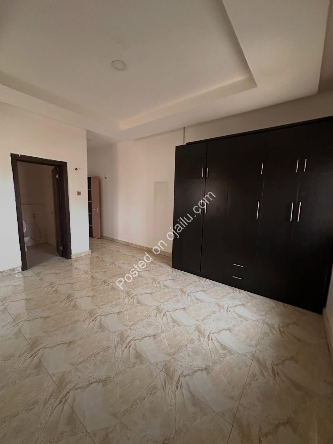 Top-Floor 3BR Haven in Serene Jahi