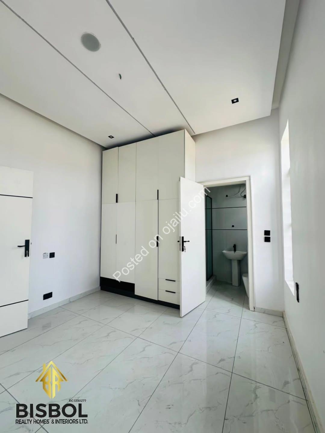 Live Your Dream in a VGC 5-Bedroom Duplex Oasis