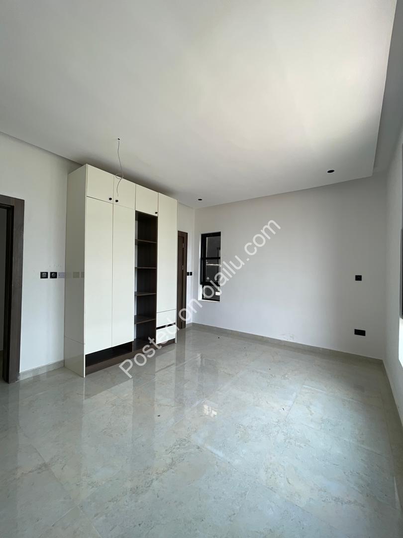 Grand 5-Bedroom Duplex in Secure Lekki Estate