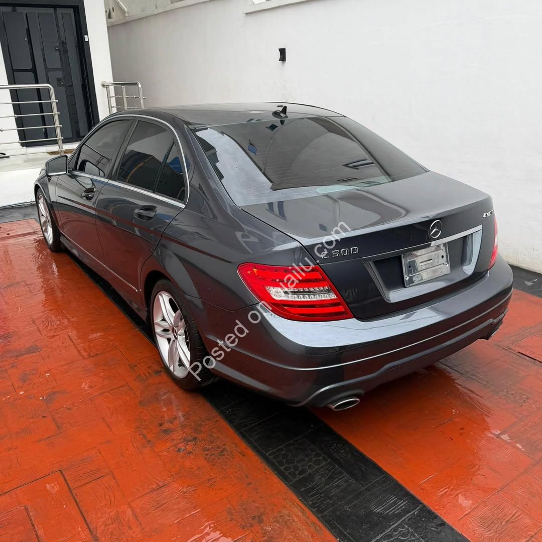 Immaculate 2005 Lexus ES330: Luxury & Value