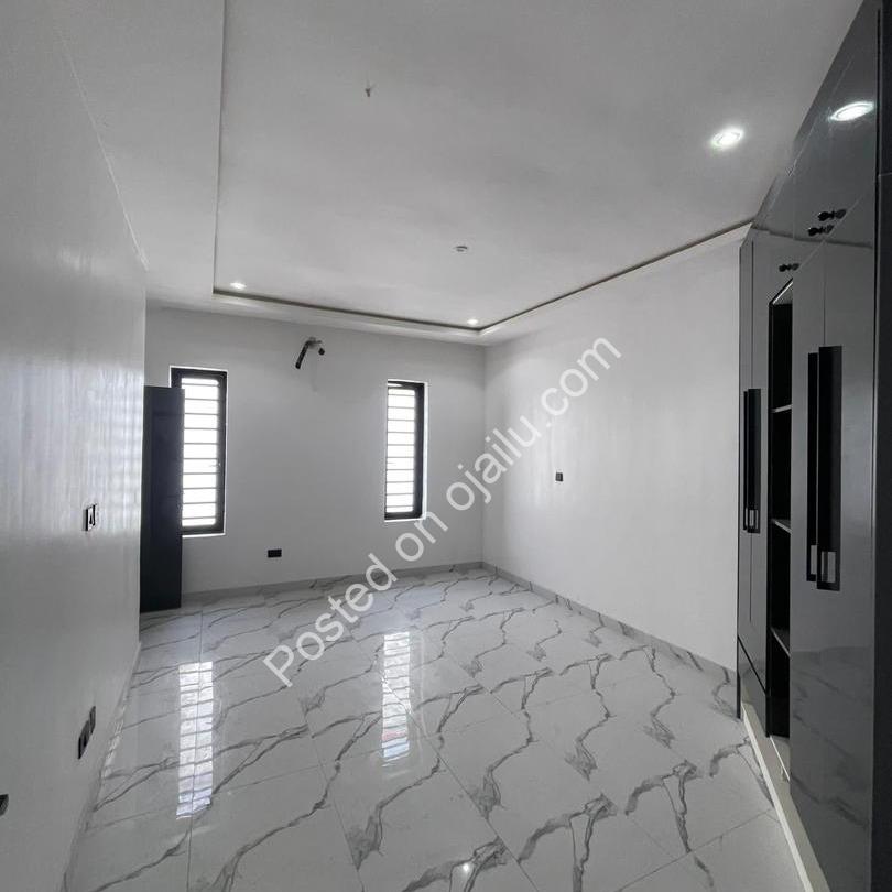 Exquisite 5-Bed Duplex with Pool in Prime Lekki