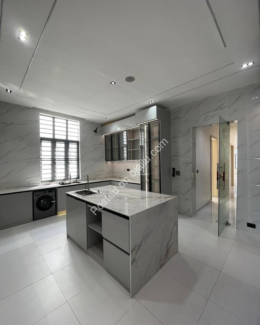 Exquisite 5-Bedroom Smart Home with Pool & Cinema in Chevron