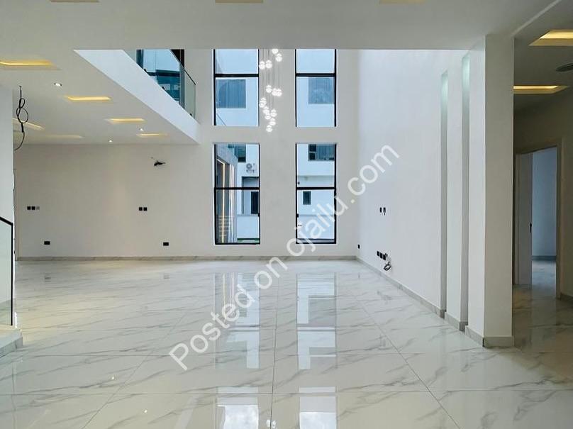 Luxury 5-Bedroom Oasis with Cinema & Pool in Lekki