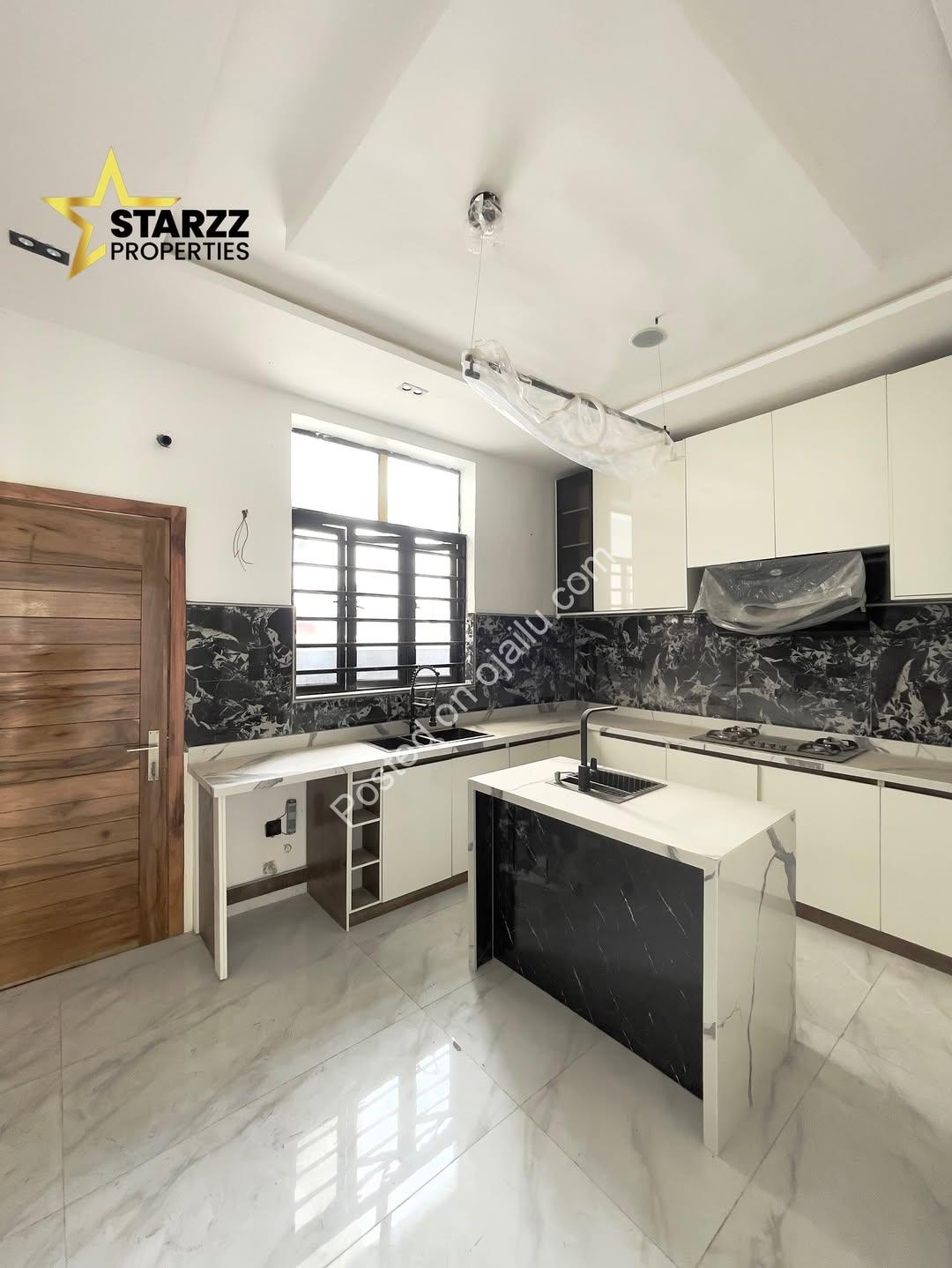 Chevron’s Finest: 5-Bedroom Masterpiece with Lavish Ensuites