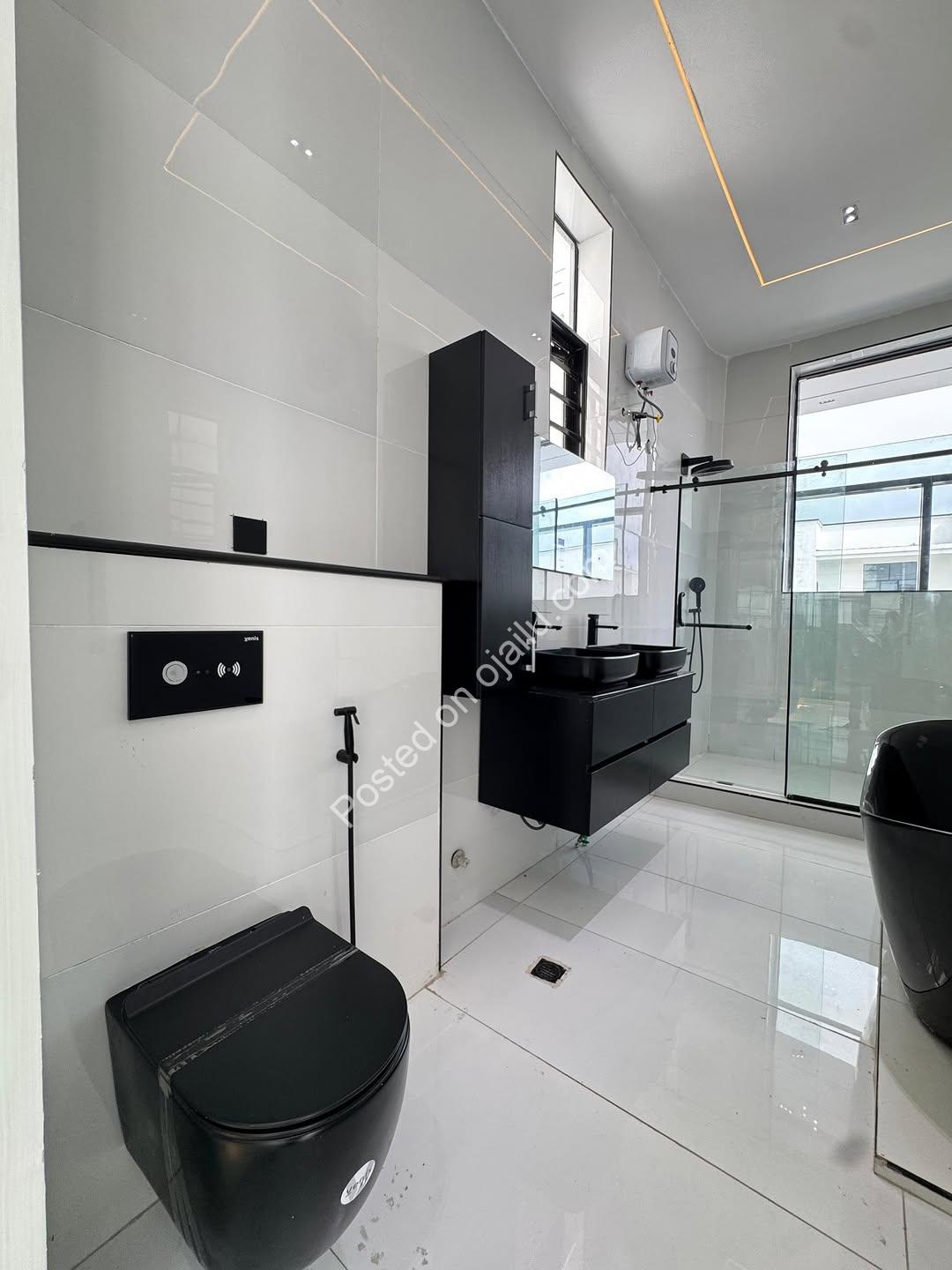 Lekki’s Ultimate 5-Bed Poolside Estate