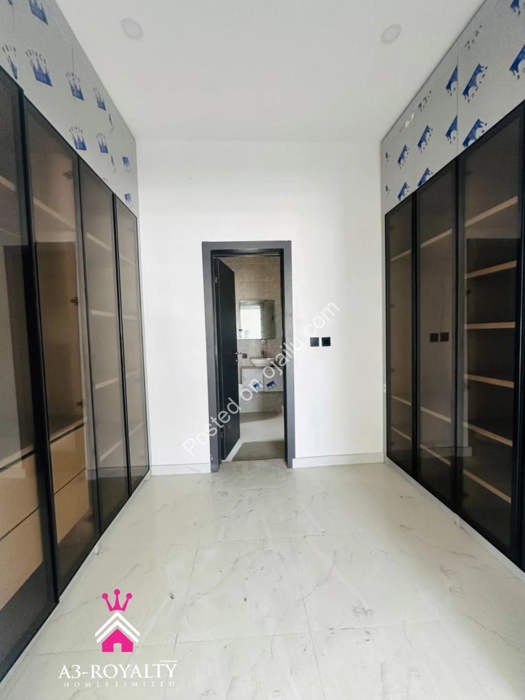 Move-In Ready 5-Bed Duplex in VGC Estate