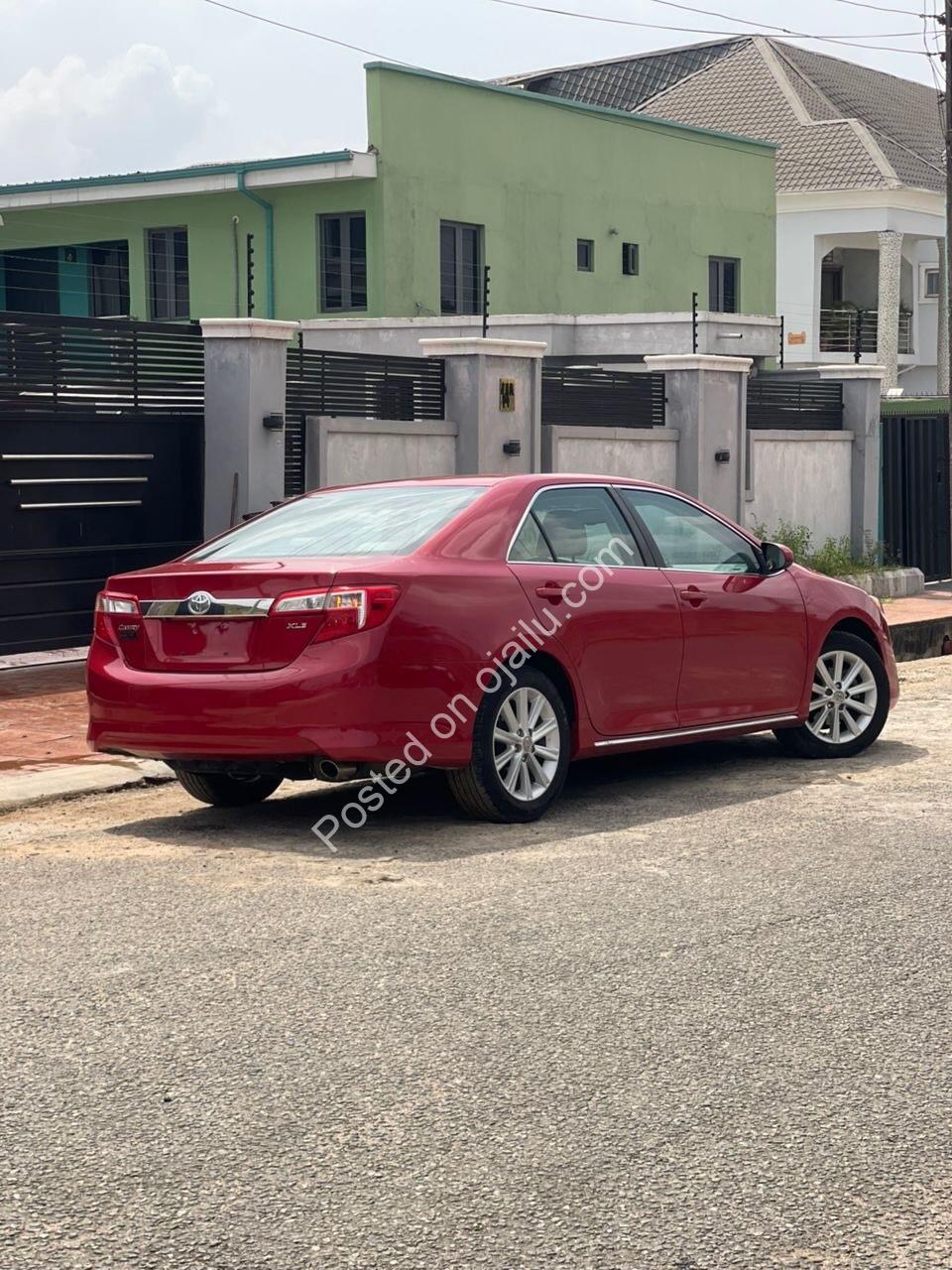 Luxury 2012 Camry XLE: Pristine & Powerful