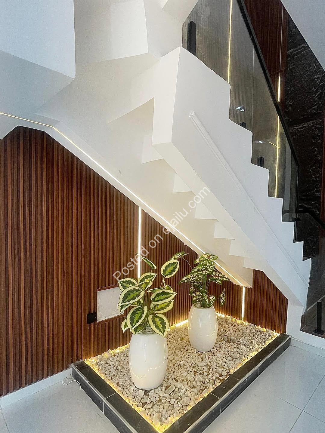 Chevron’s Crown Jewel: 5-Bed Duplex in Secure Estate