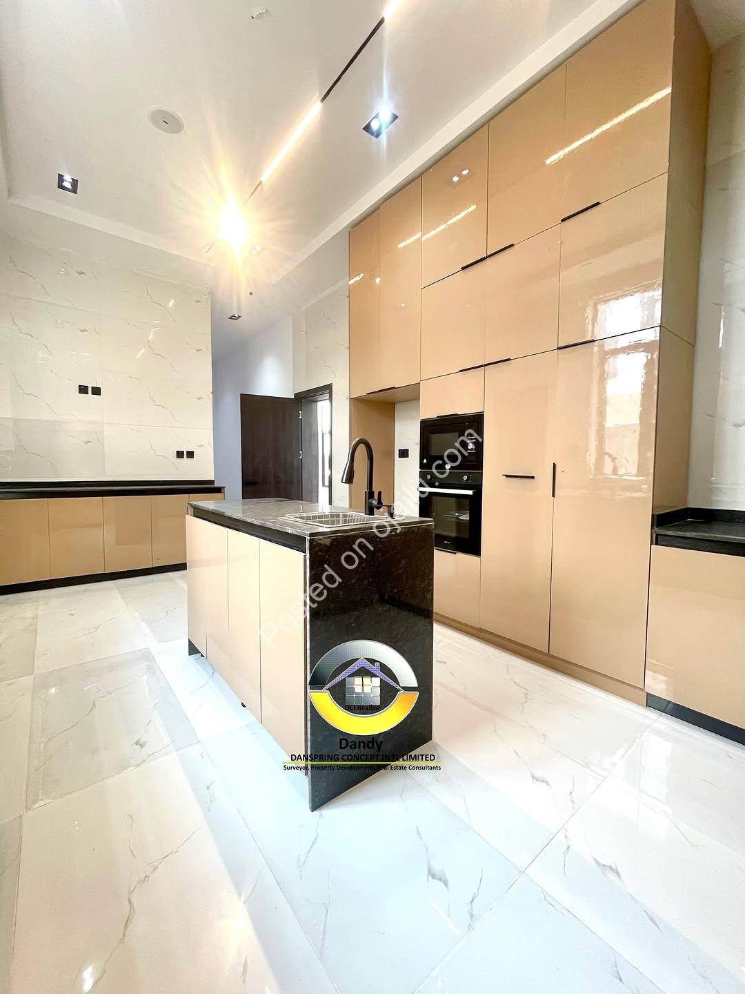 Chevron’s Crown Jewel: 5-Bed Poolside Paradise