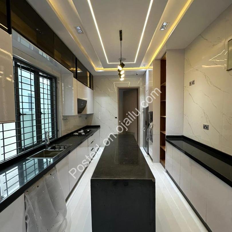 Exquisite 5-Bedroom Dulex with Pool in Prime Lekki