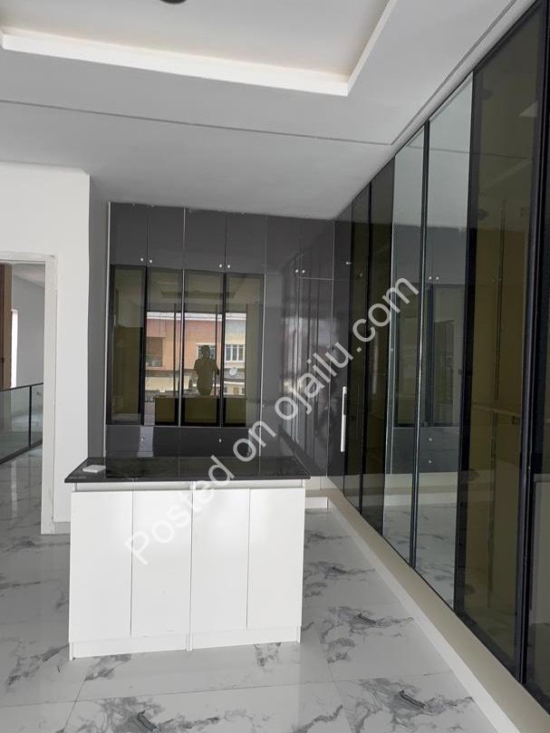 5-Bed Ikota Haven: Pool, Spacious & En-Suite Bliss