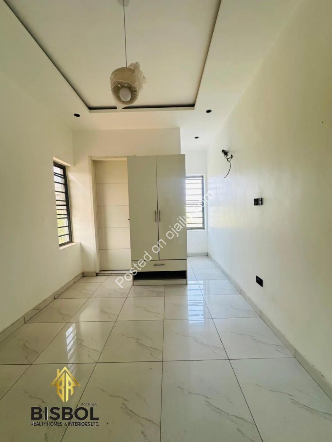 Luxury 5-Bed Duplex in Gated Chevron Estate