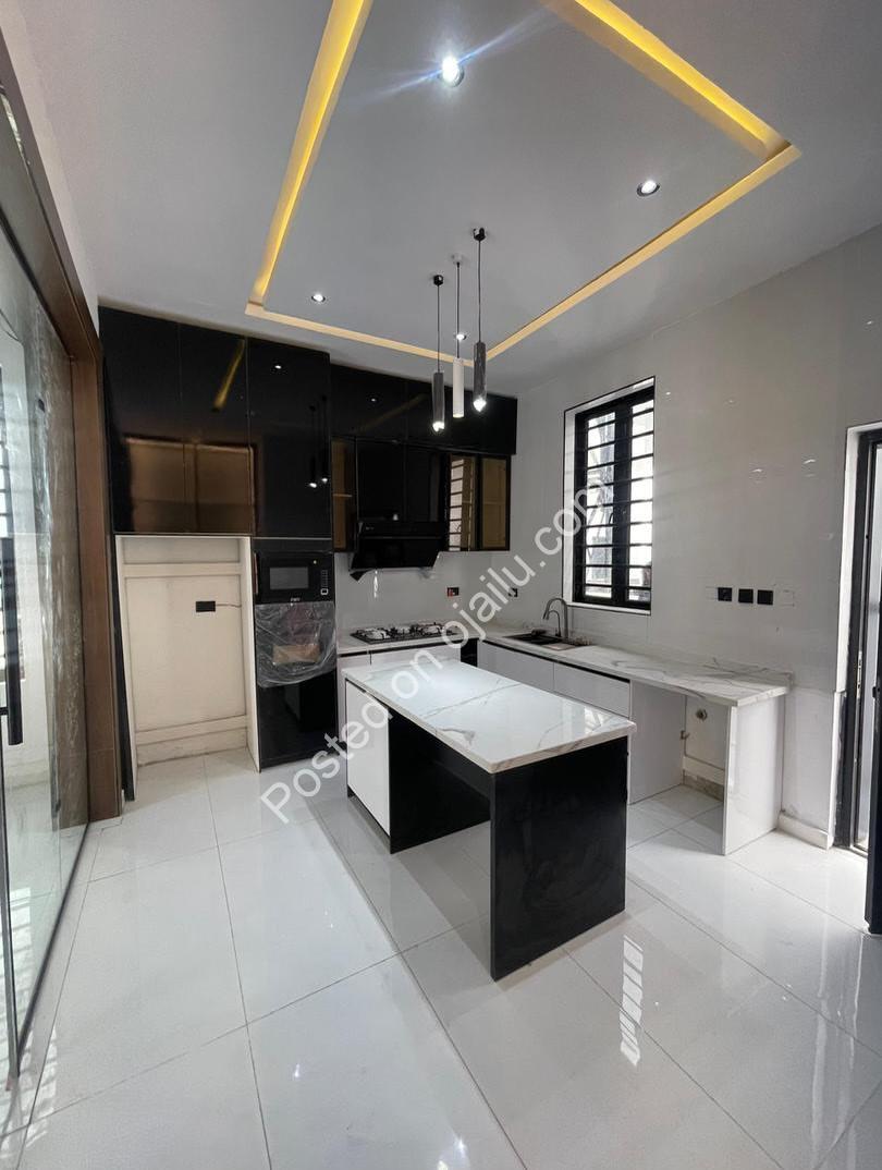 Lavish 5-Bedroom Duplex in Prime Ajah