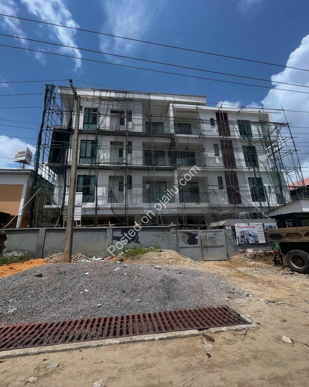 Lekki Phase 1 Gem: 2-Bed Apartment with Pool & Concierge