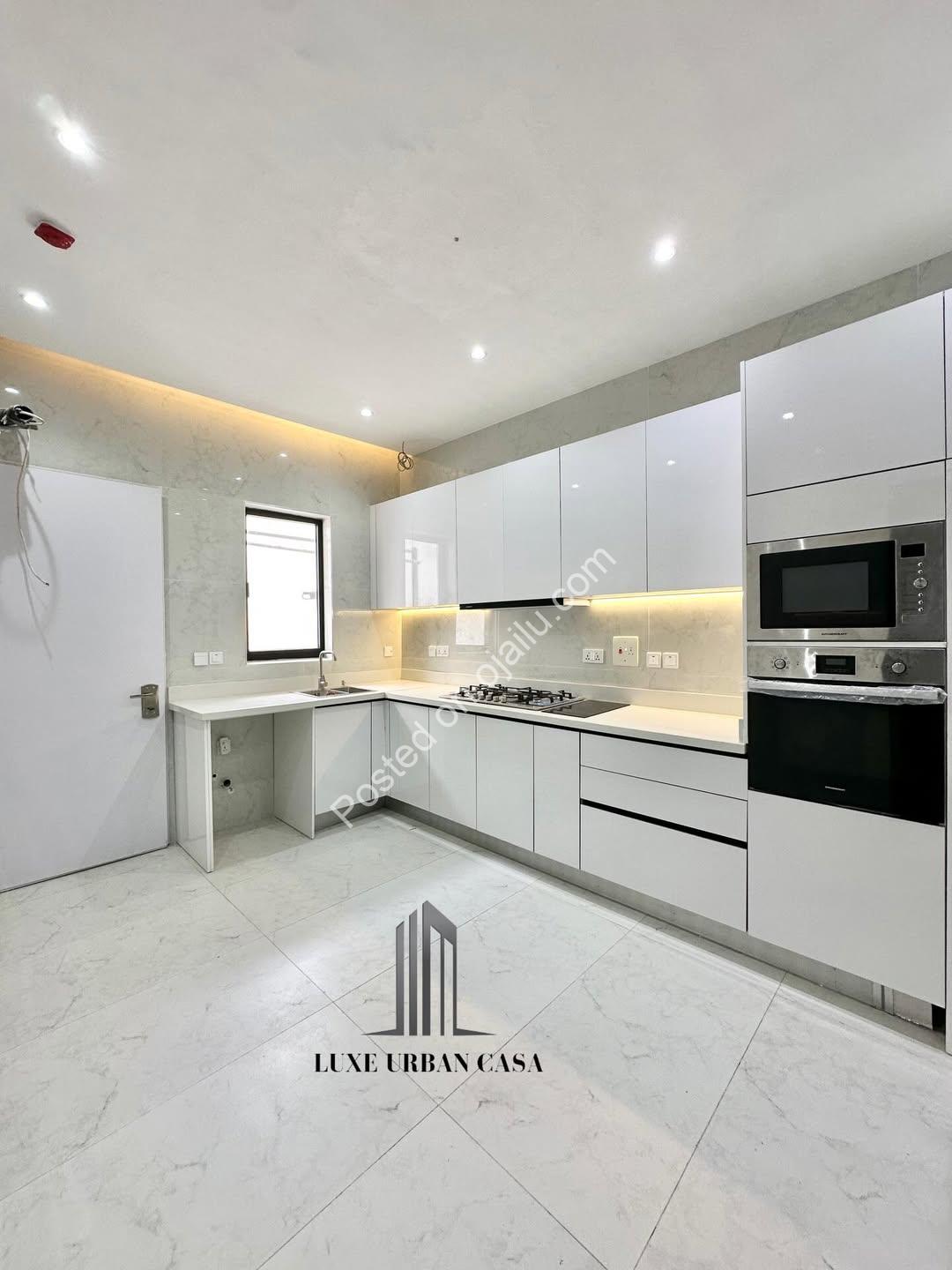 Elegant 4BR Terrace in Chevron | Premium Living