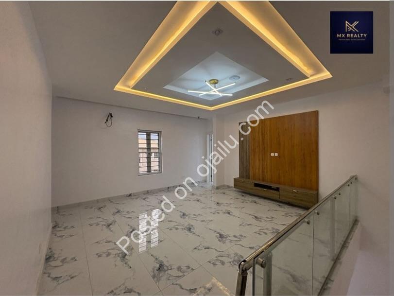 Your Dream Lagos Oasis: 5-Bedroom Haven with Cinema & Pool