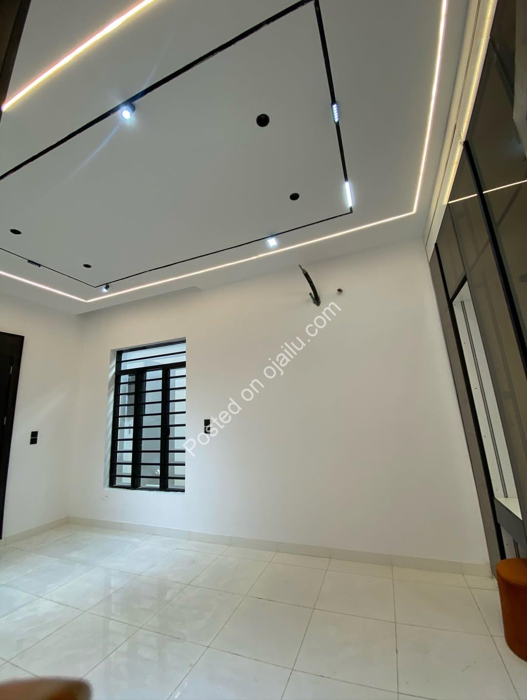 5-Bedroom Haven in Chevron: Pool, En-Suites & Luxury Finishes