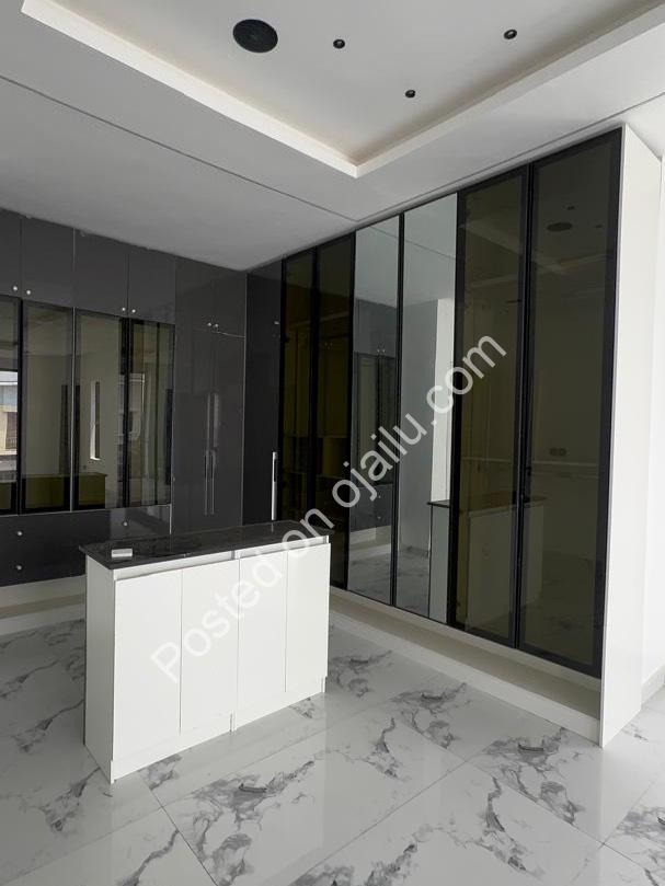 5-Bed Ikota Haven: Pool, Spacious & En-Suite Bliss