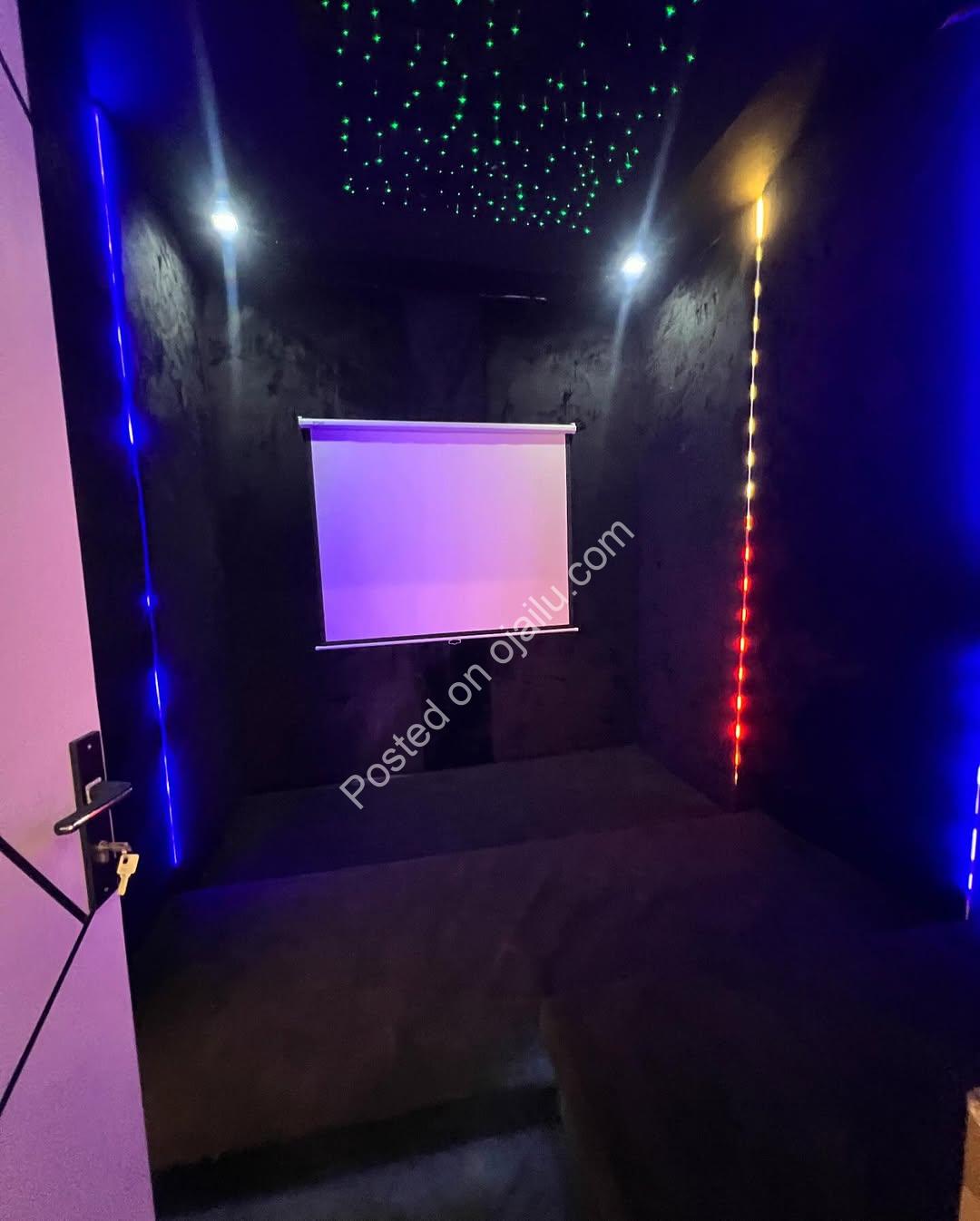 5-Bed Ikota Palace: Pool, En-Suite Bliss, 350M