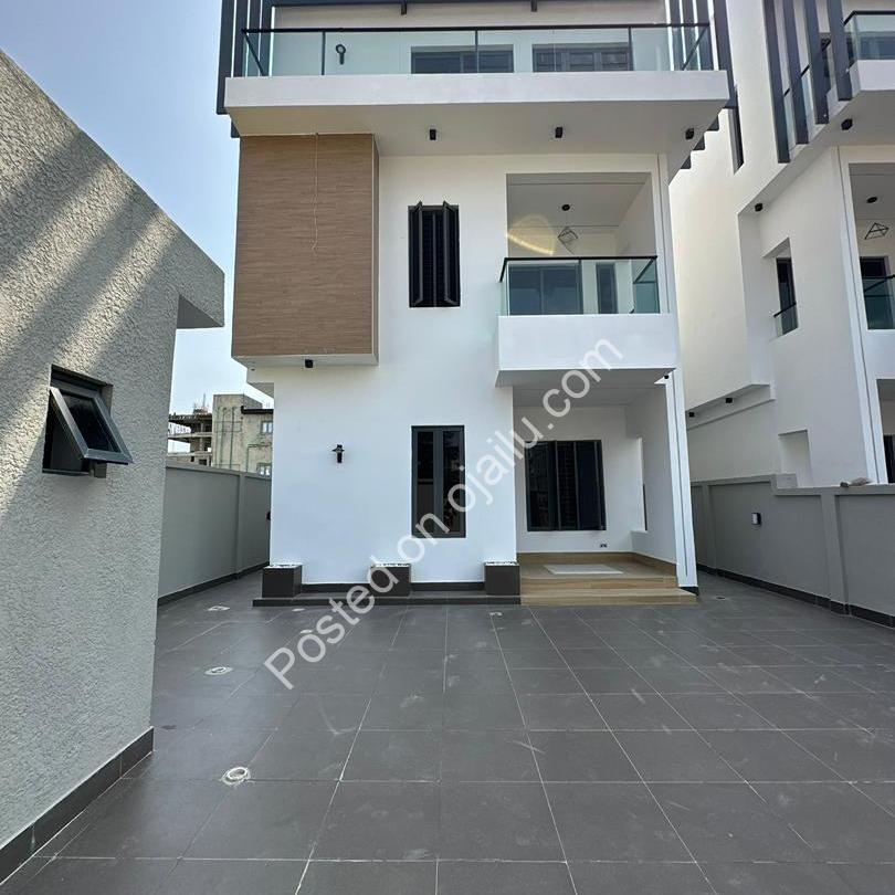 Exquisite 5-Bedroom Dulex with Pool in Prime Lekki