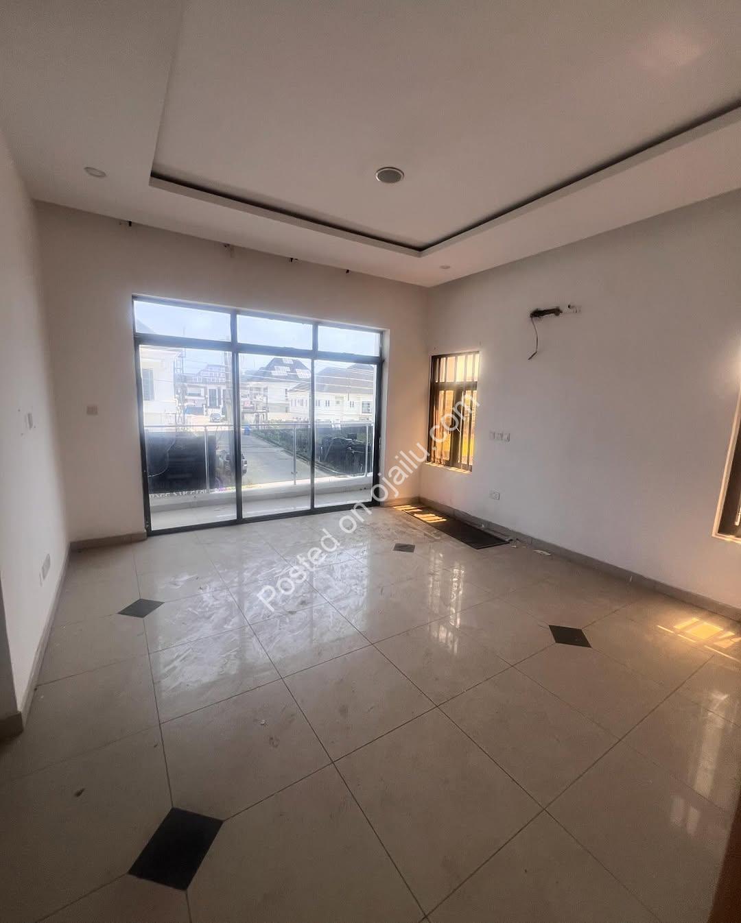 4-Bedroom Ikota Haven with Pool & En-Suites