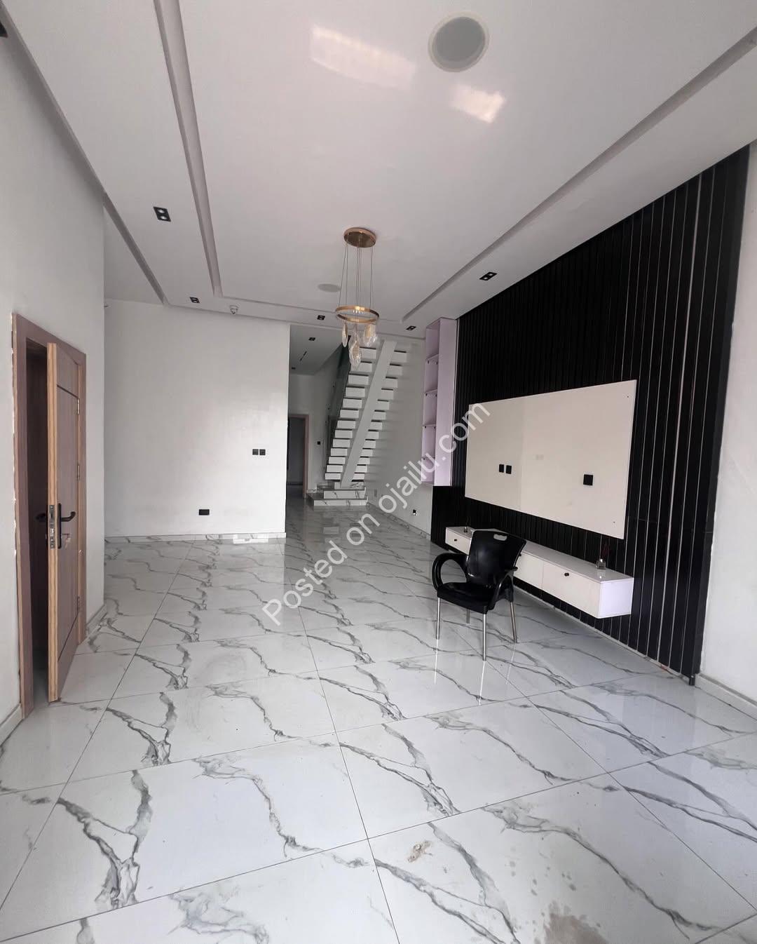 Chevron Oasis: 4-Bed Duplex with Pool & BQ