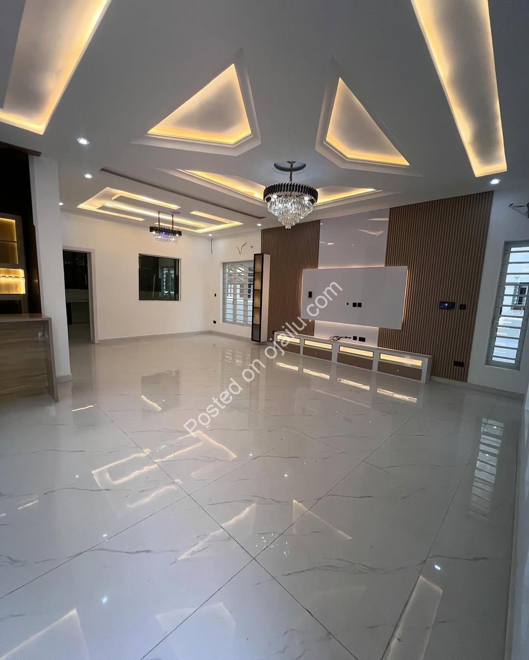 5-Bed Ikota Palace: Pool, En-Suite Bliss, 350M