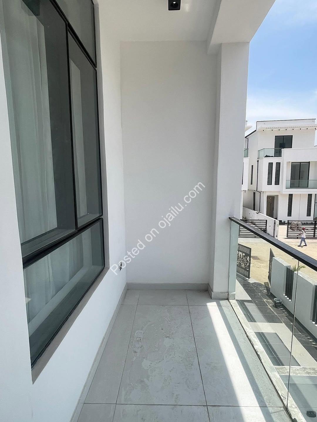 Chevron’s Crown Jewel: 5-Bed Duplex in Secure Estate