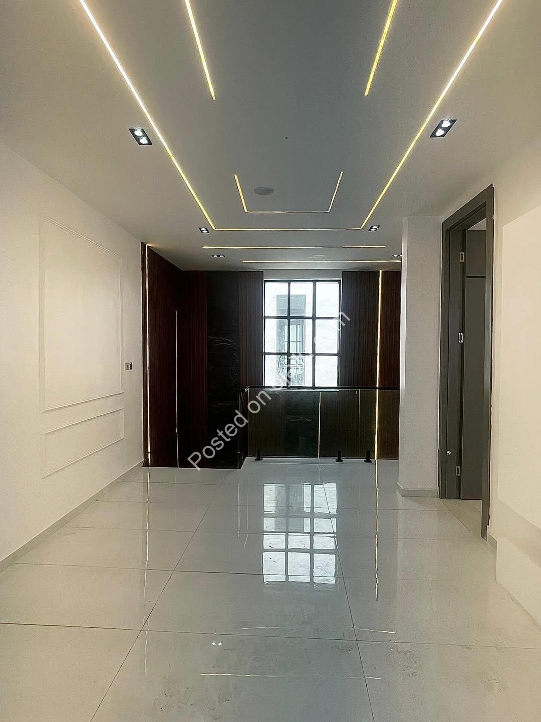 Chevron’s Crown Jewel: 5-Bed Duplex in Secure Estate