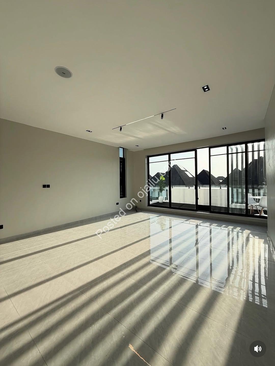 Stunning 5-Bed Duplex with Pool & Rooftop in Lekki