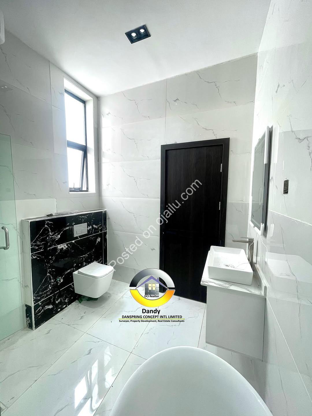 Chevron’s Crown Jewel: 5-Bed Poolside Paradise