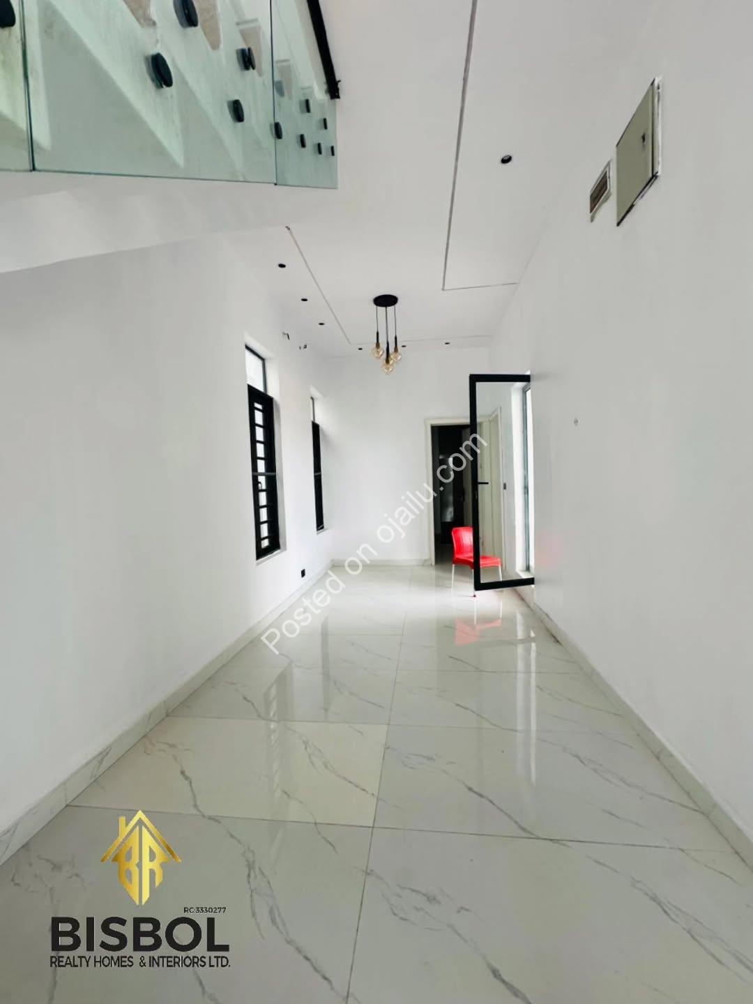 Live Your Dream in a VGC 5-Bedroom Duplex Oasis