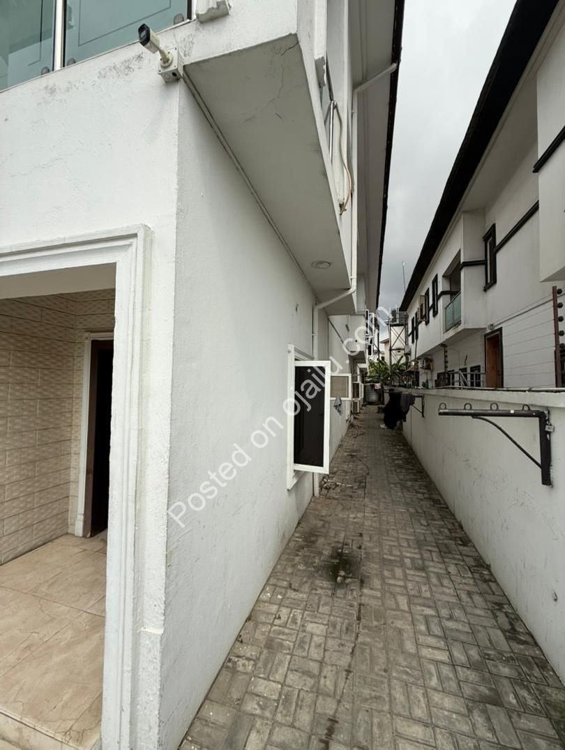 Lekki’s Ultimate 5-Bed Poolside Estate