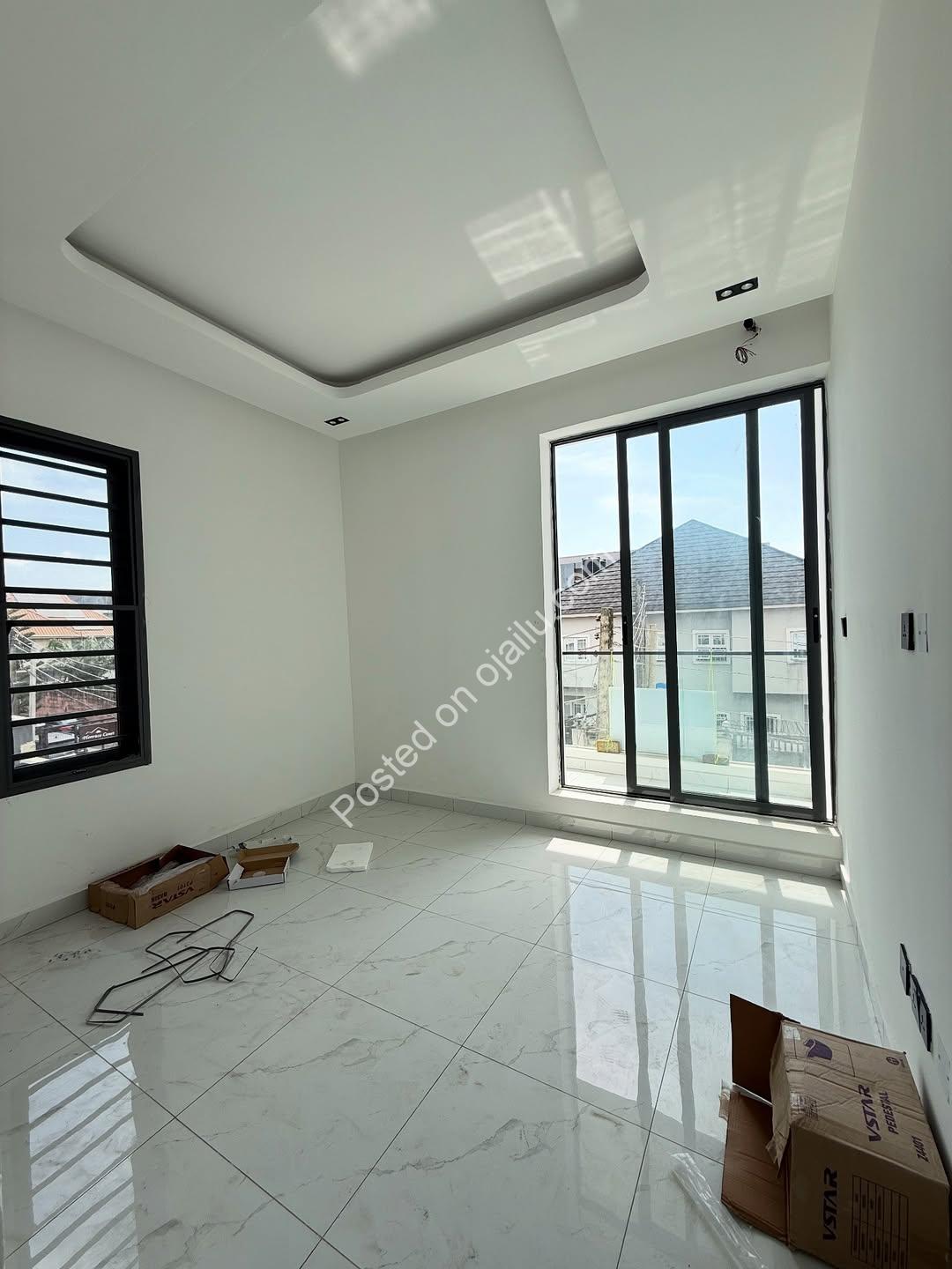 Coastal Road Gem: 2-Bed Ensuite Haven in Lekki