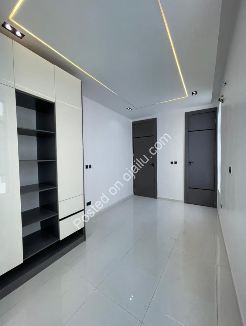 Grand 5-Bedroom Haven in Prime Lekki