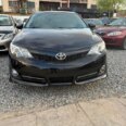 Sleek Black Camry SE: Tech & Luxury