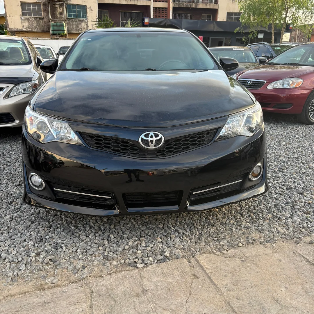 Sleek Black Camry SE: Tech & Luxury