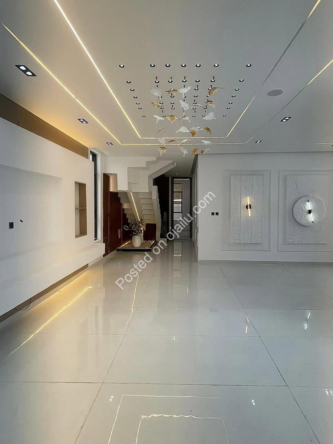 Chevron’s Crown Jewel: 5-Bed Duplex in Secure Estate