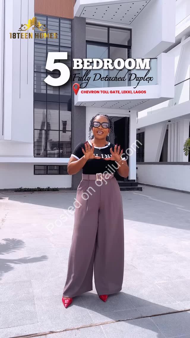 Elegant 5-Bedroom Haven in Chevron’s Secure Estate