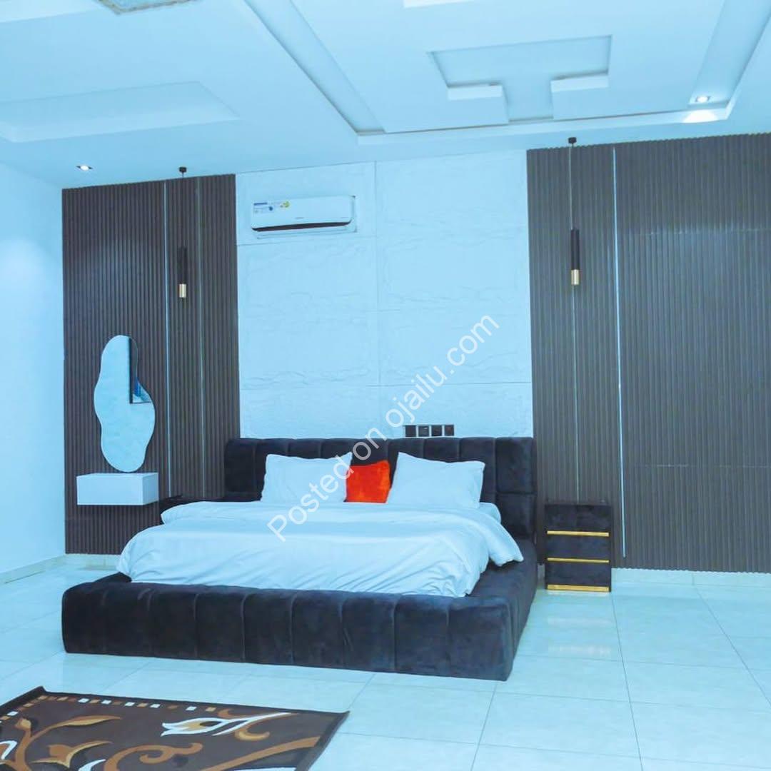 Luxury Master Suite in Lekki: King Bed & Private Bath