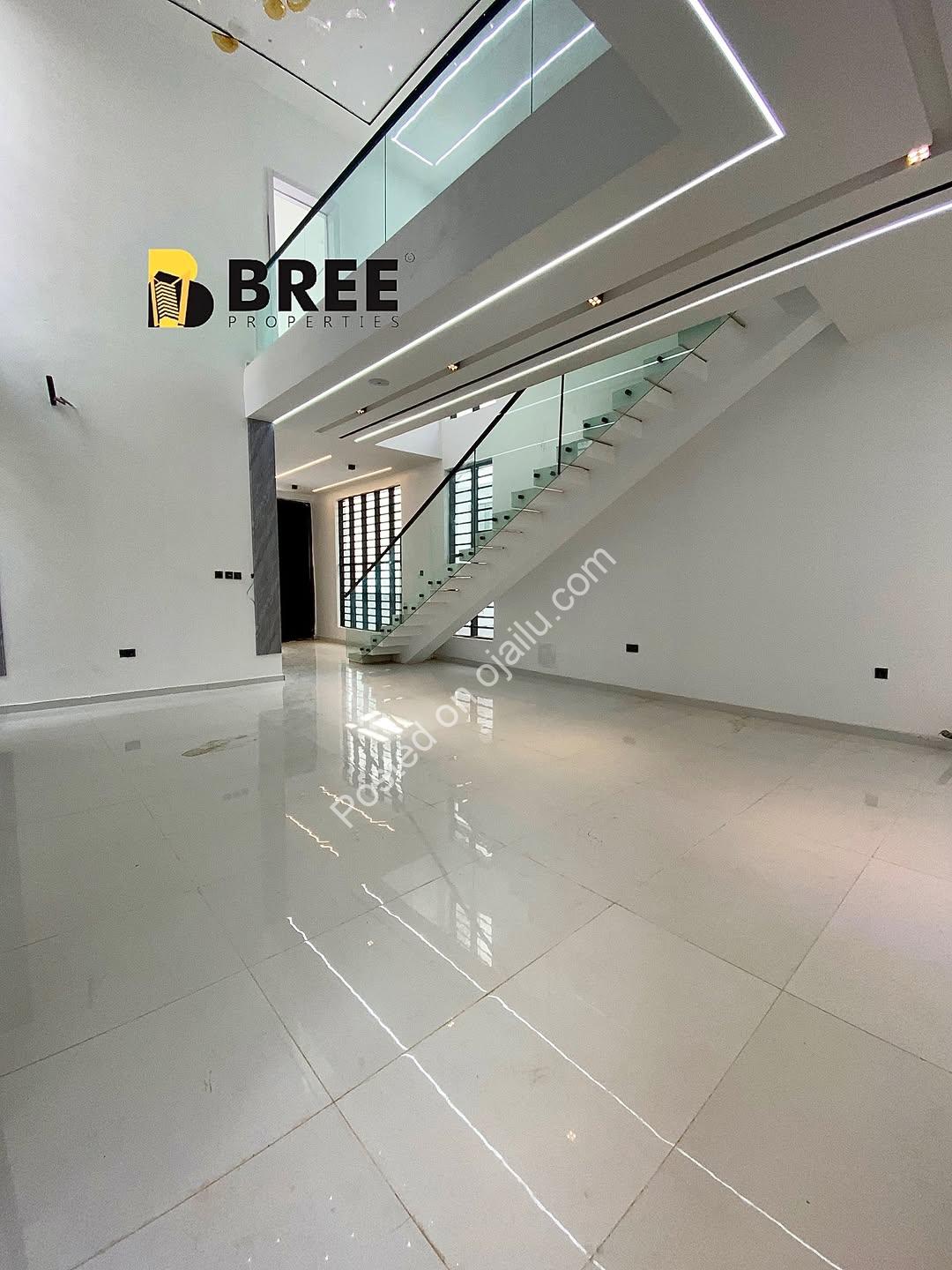 Lekki’s Finest: 5BR Oasis with Pool & Gym