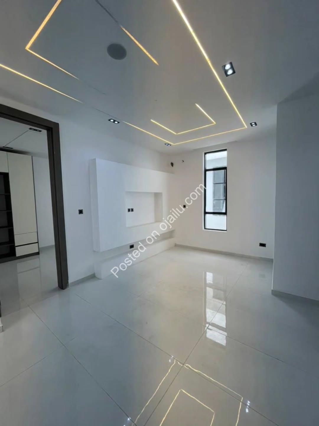 Spacious 5-Bedroom Duplex in Prime Chevron Lekki