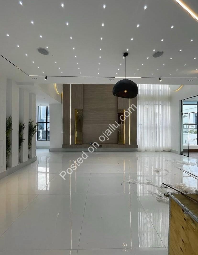 Elegant 5-Bedroom Haven in Prime Lekki