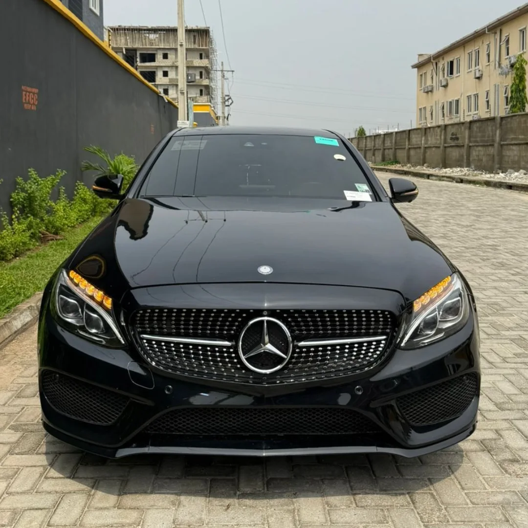 Luxury Loaded 2016 C450: Full Option, Accident-Free!