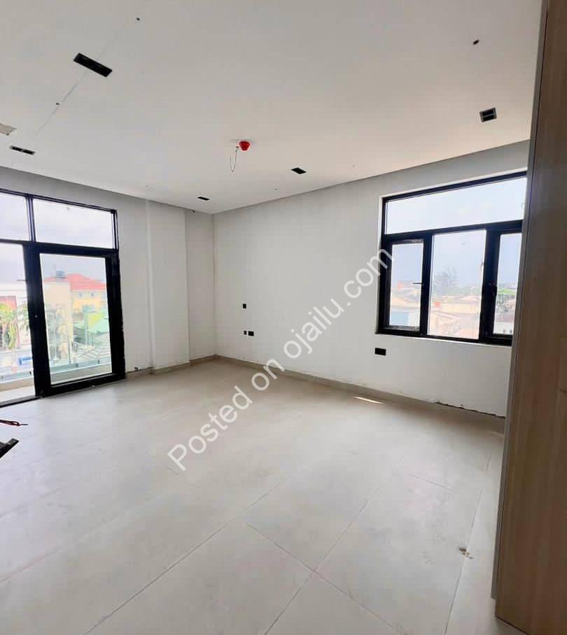 Elevated Lekki Living: Rooftop Pool & 24/7 Security