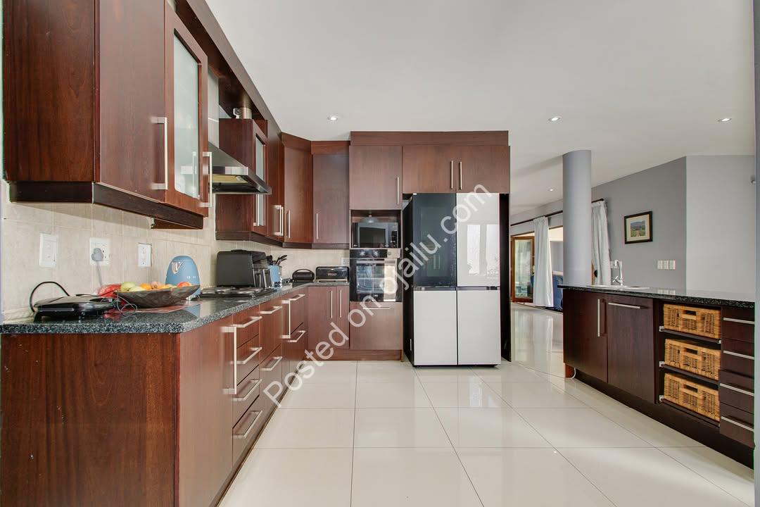 Sunshine & Space: Your Family’s Dream Home Awaits