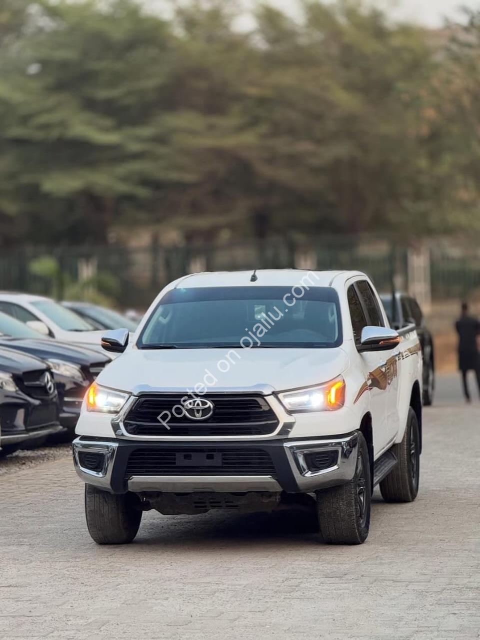 2023 Hilux SR5: Rugged Manual, Spotless & Ready